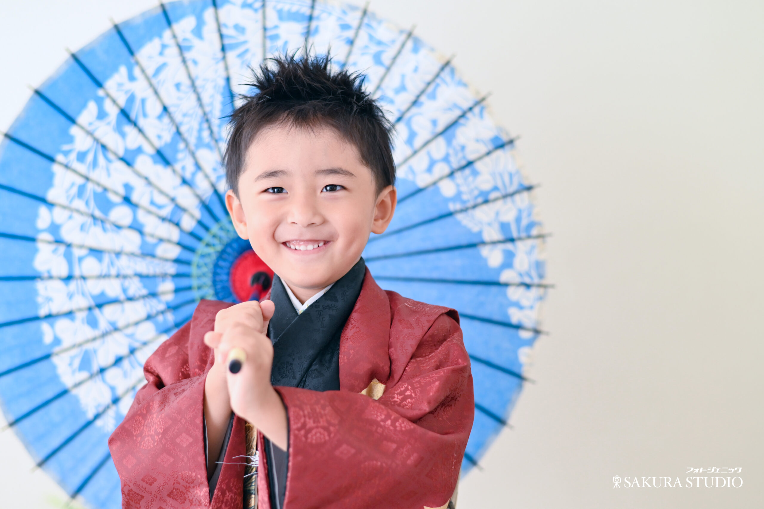 5歳男の子七五三撮影　青い傘を持ってにっこり