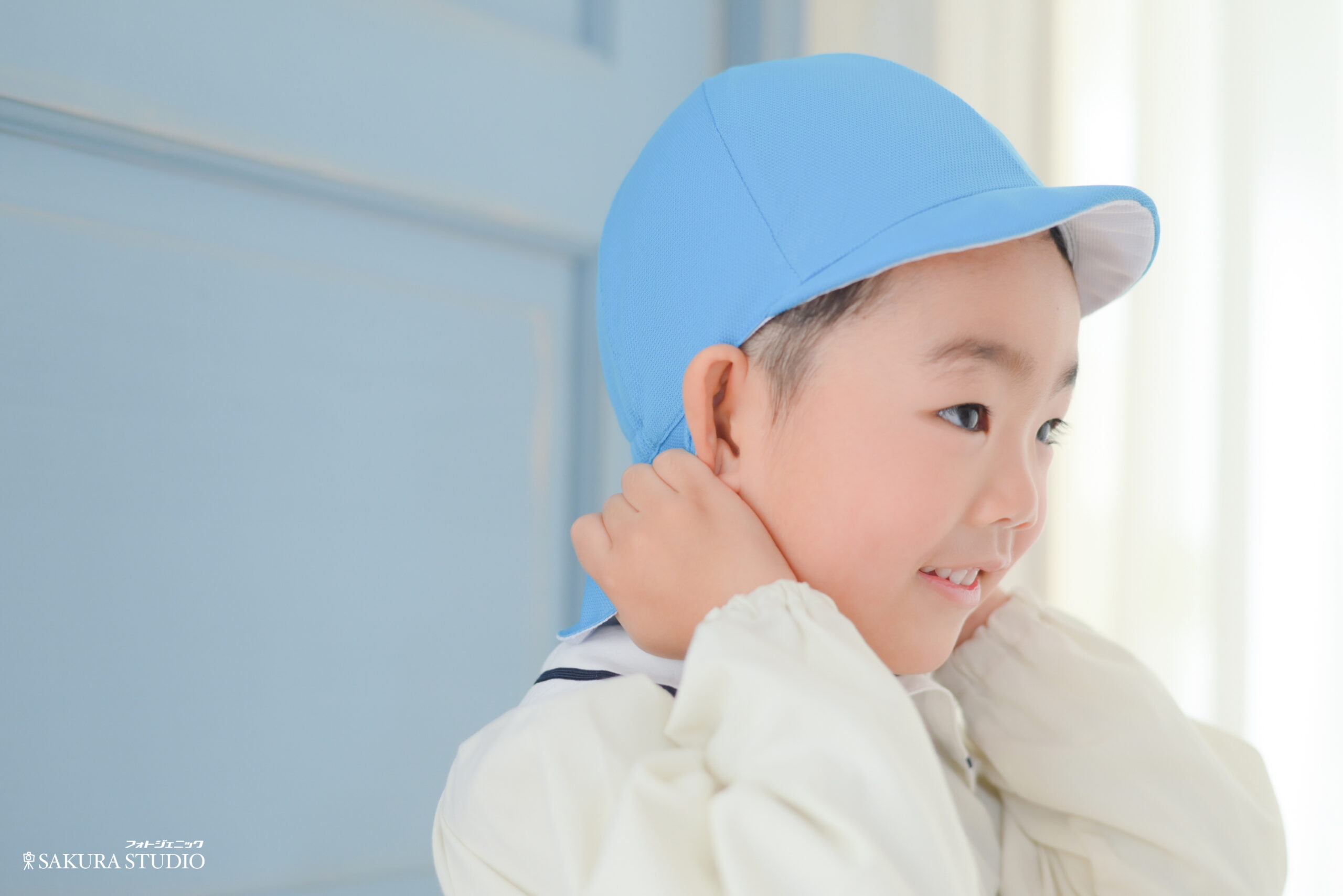 4歳男の子　幼稚園　園服　スモッグ　帽子をぎゅっと被っている　栃木県　宇都宮市　フォトスタジオ　フォトジェニックサクラスタジオ