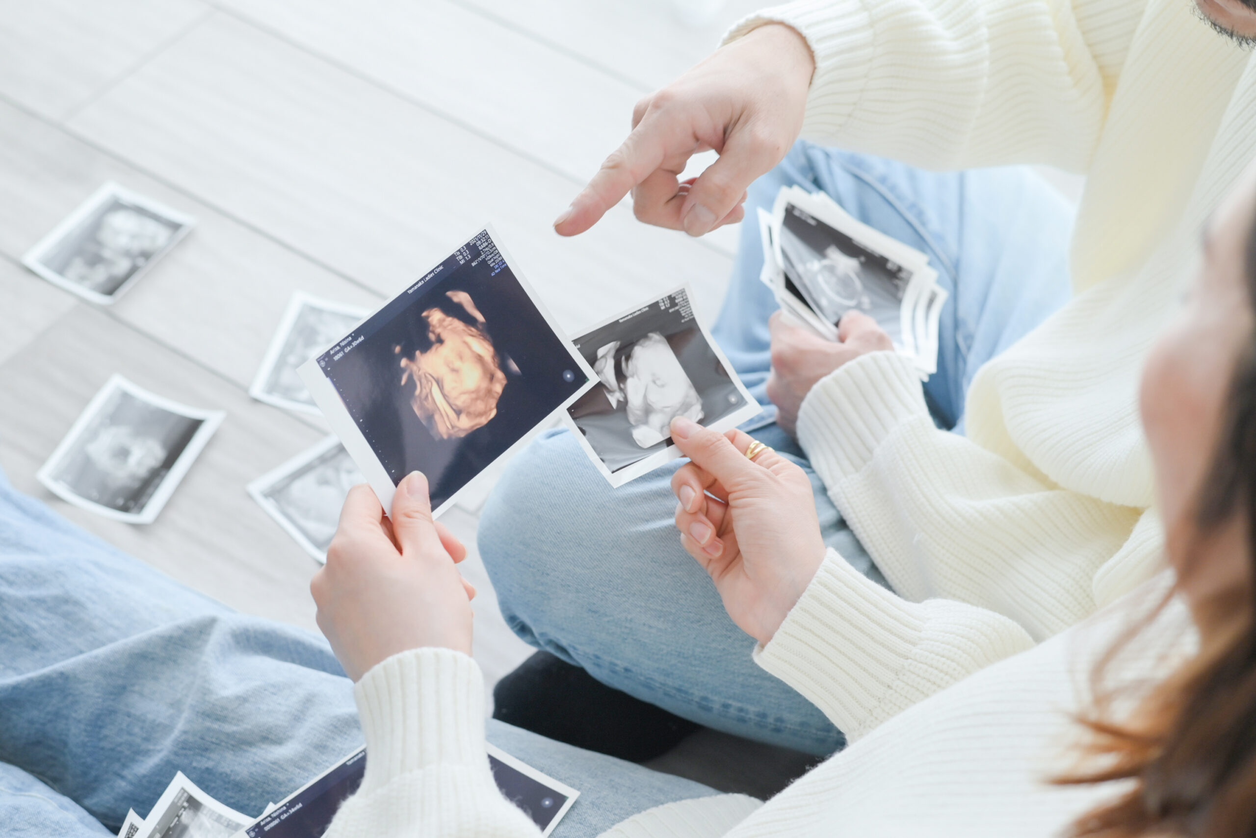 たくさんのエコー写真の中から顔がよく分かるのを選んでもらってるマタニティフォト　Maternity photo　9ヶ月　 9 Months　宇都宮市の写真スタジオ　フォトジェニックサクラスタジオ