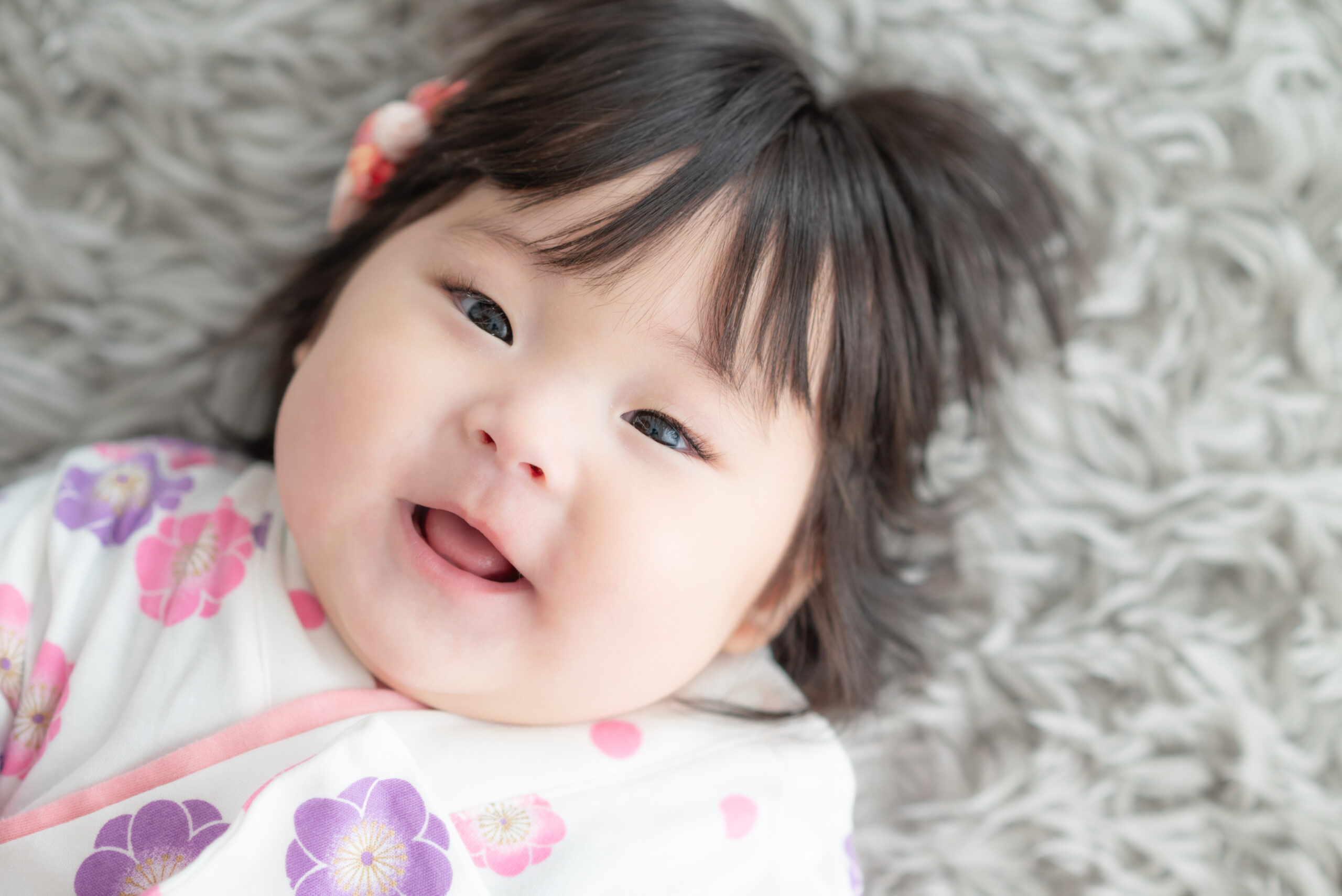 6ヶ月赤ちゃん　着物ロンパースの女の子　ママと遊んで可愛い笑顔