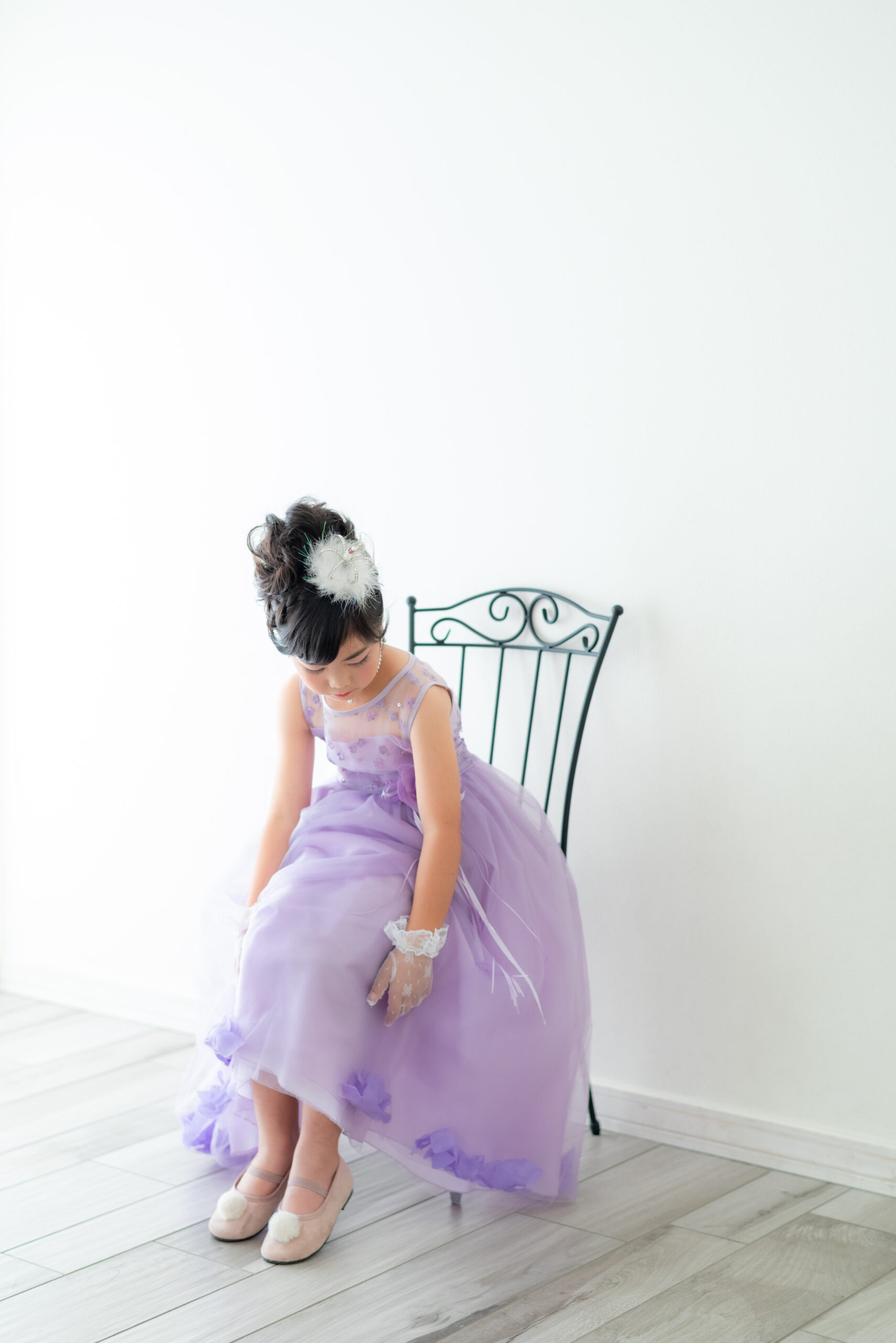 7歳の女の子の七五三　紫のドレスとお気に入りのピンクの靴