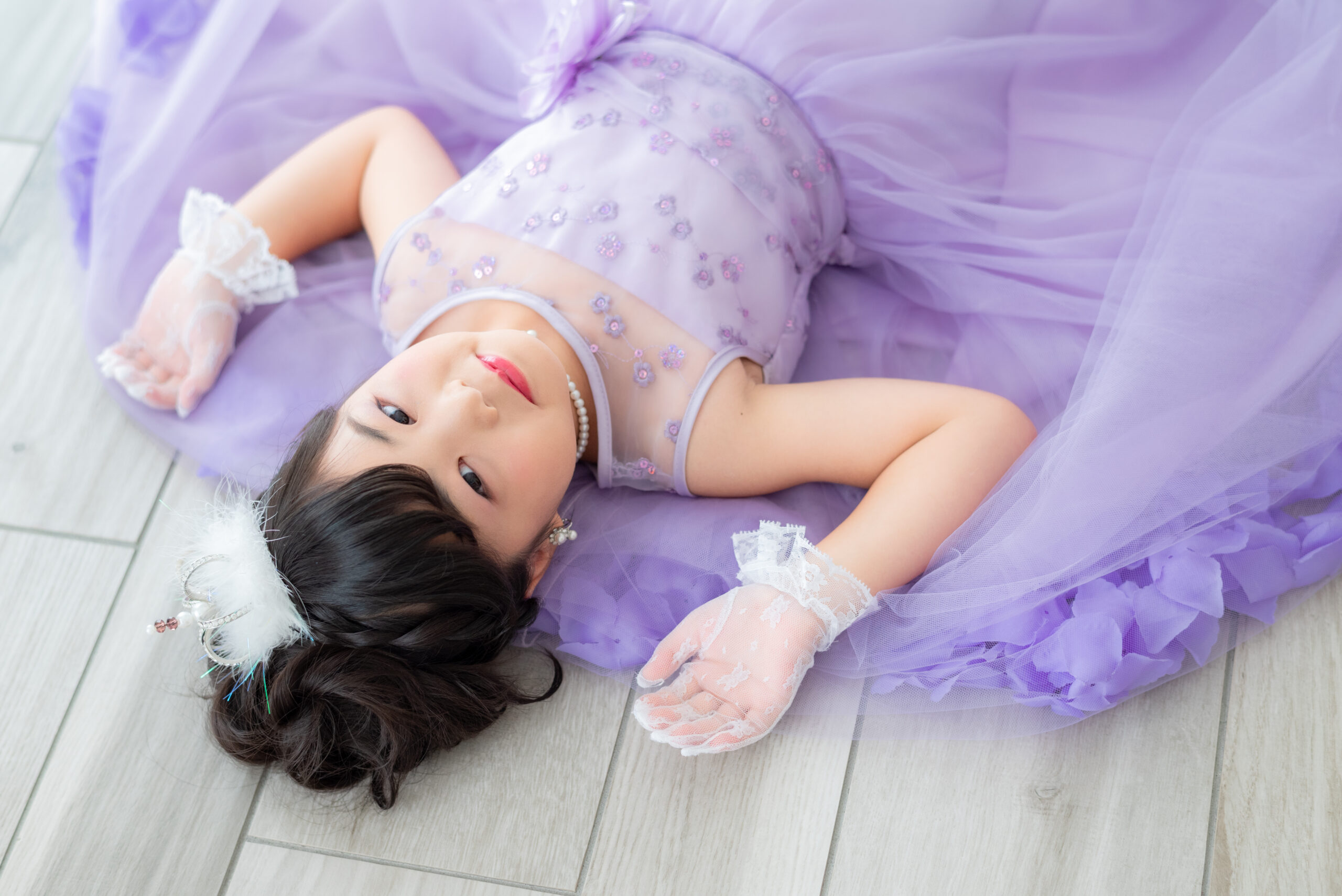 7歳の女の子の七五三　紫のドレスを着たお姫さま　上目遣いが可愛いポイント
