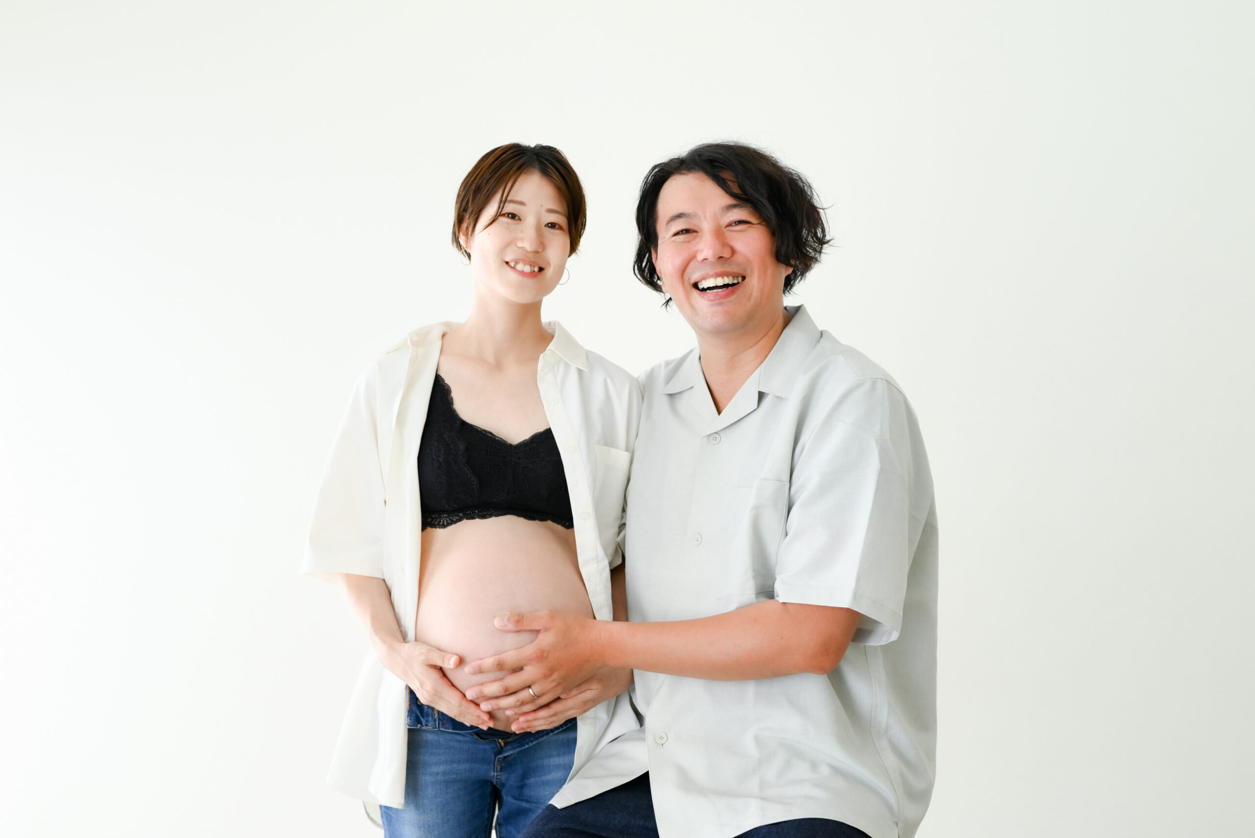 宇都宮写真スタジオ　マタニティ写真　お腹にママとパパの手を重ねて良い笑顔