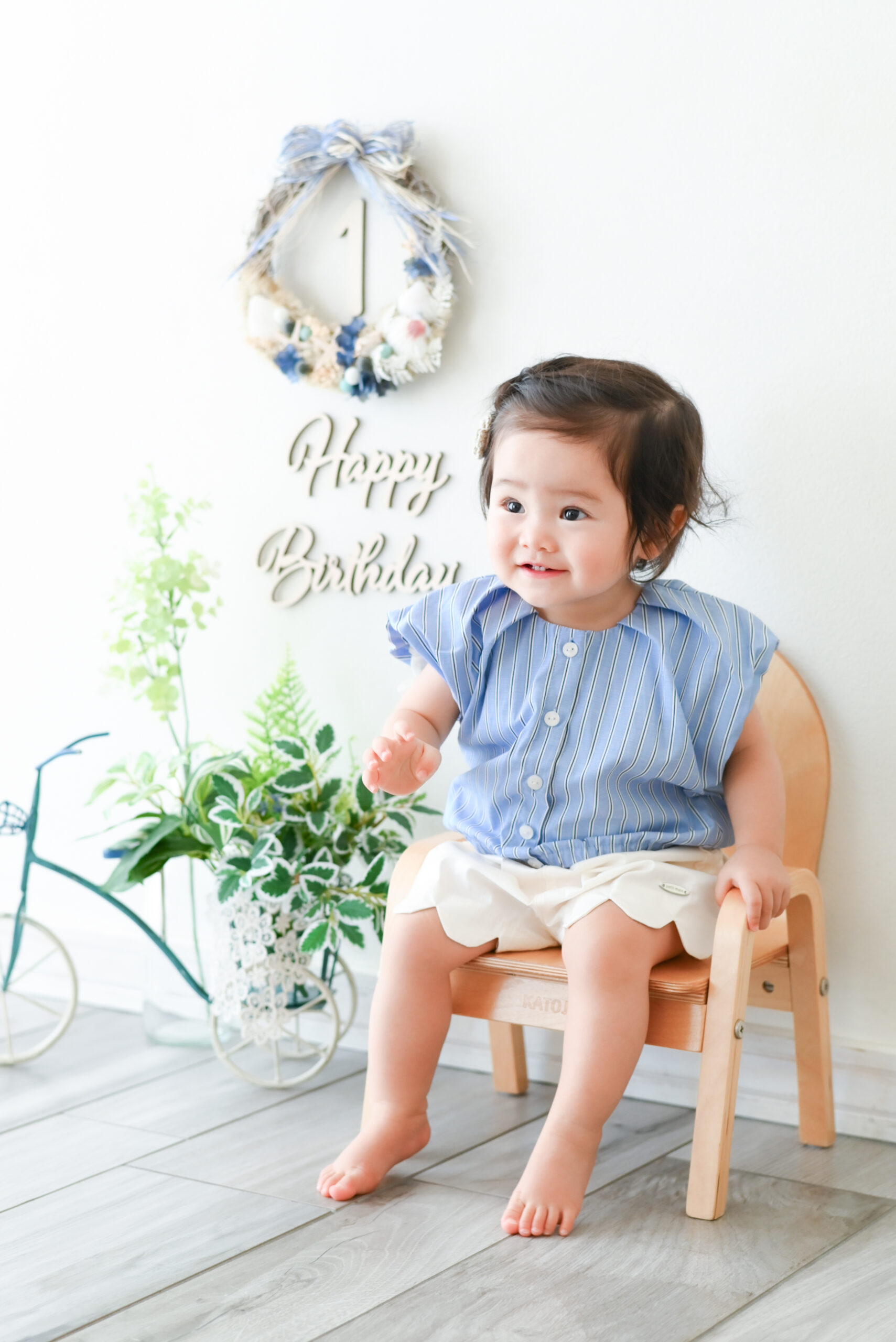 1歳女の子　誕生日撮影　かわいいお洋服きて小さな椅子に座ってる