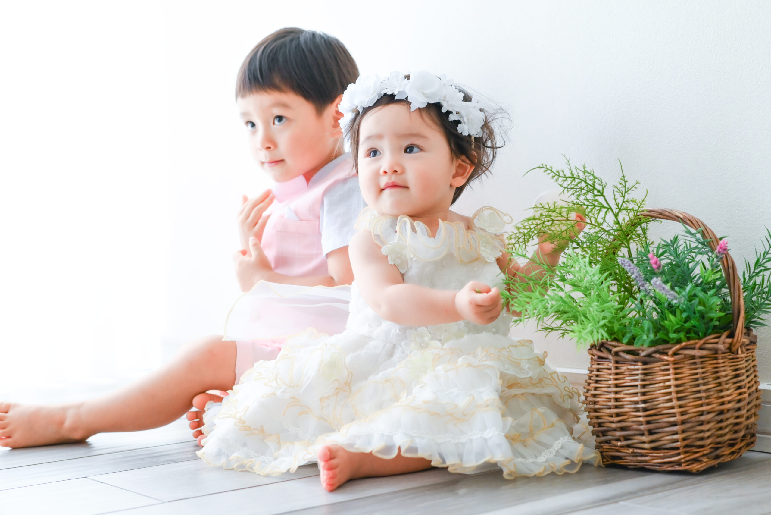 1歳女の子　誕生日撮影　
かわいい白のふりふりドレスと白のお花のカチューシャが似合う