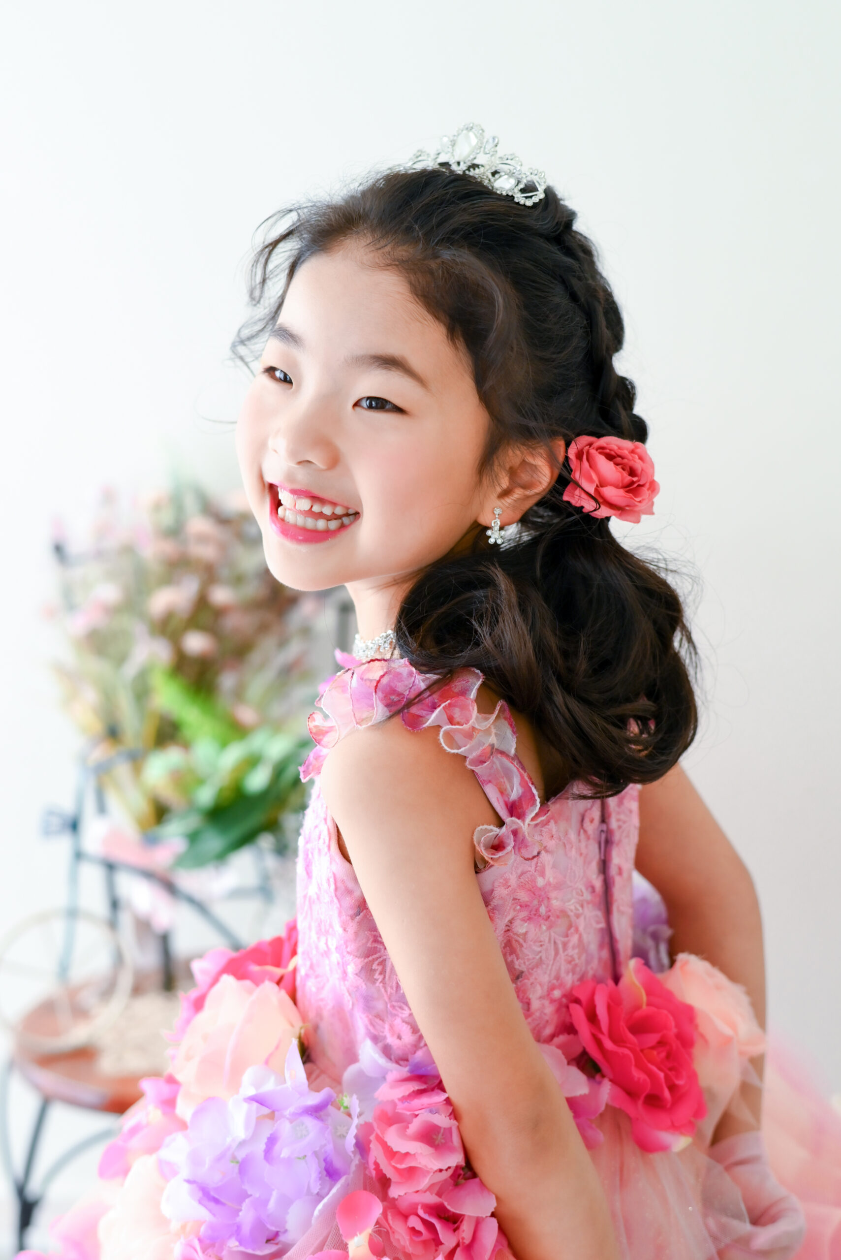 宇都宮写真スタジオ七五三　7歳女の子　ドレス前撮り　振り向き笑顔かわいい　お姫様