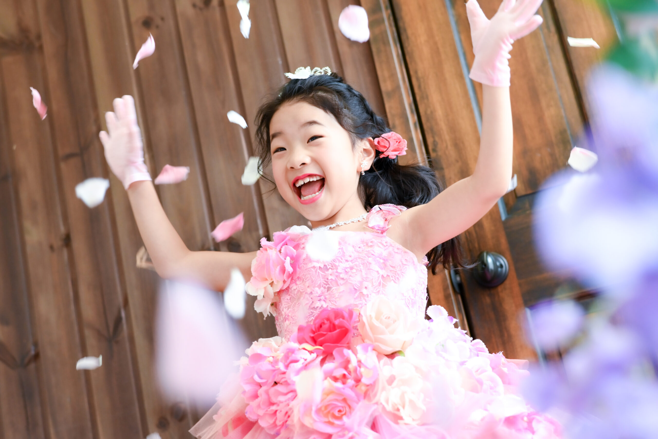 宇都宮写真スタジオ七五三　7歳女の子　ドレス前撮り　お花を投げてひらひら遊んでます　お姫様