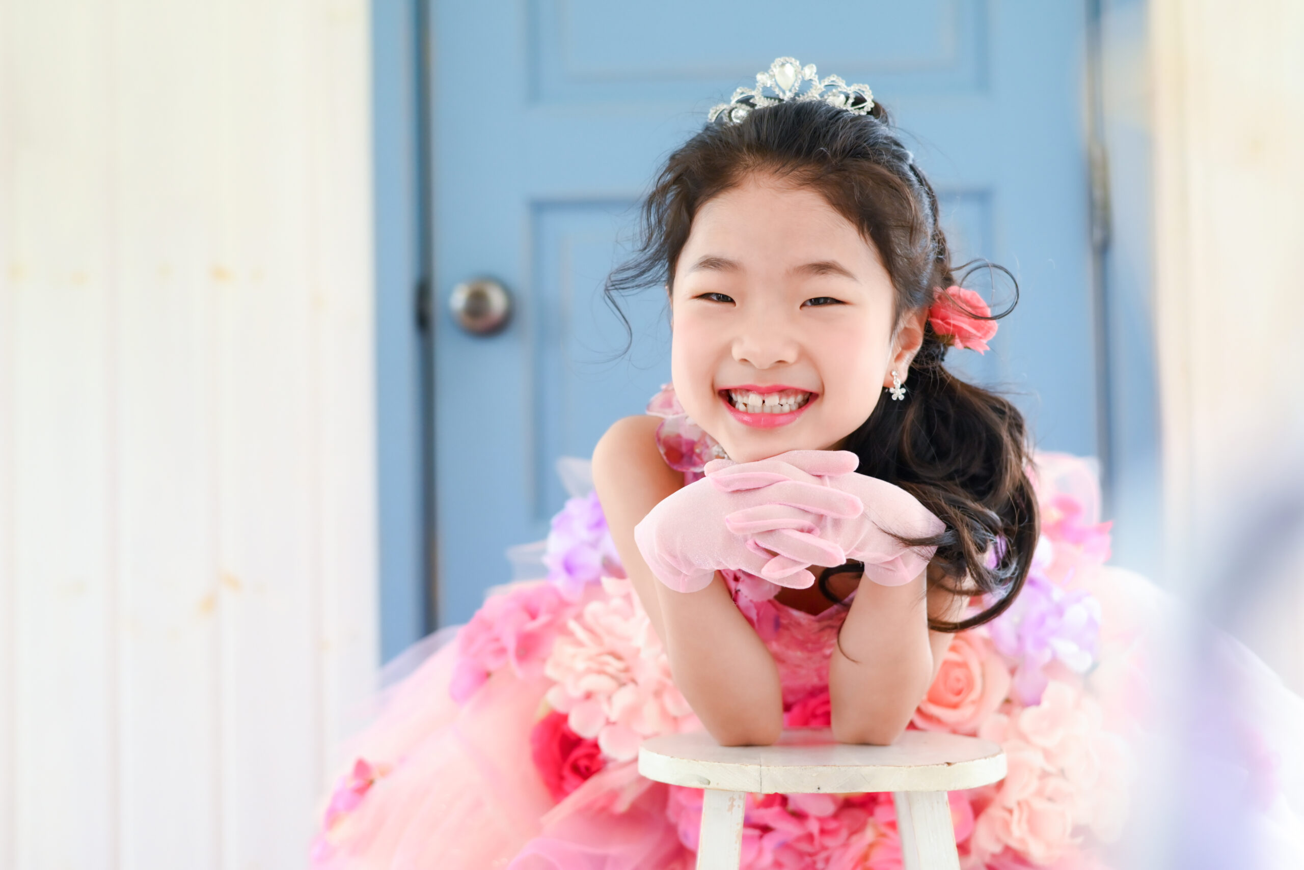 宇都宮写真スタジオ七五三　7歳女の子　ドレス前撮り　青いドアの前で頬杖ついてかわいいお姫様