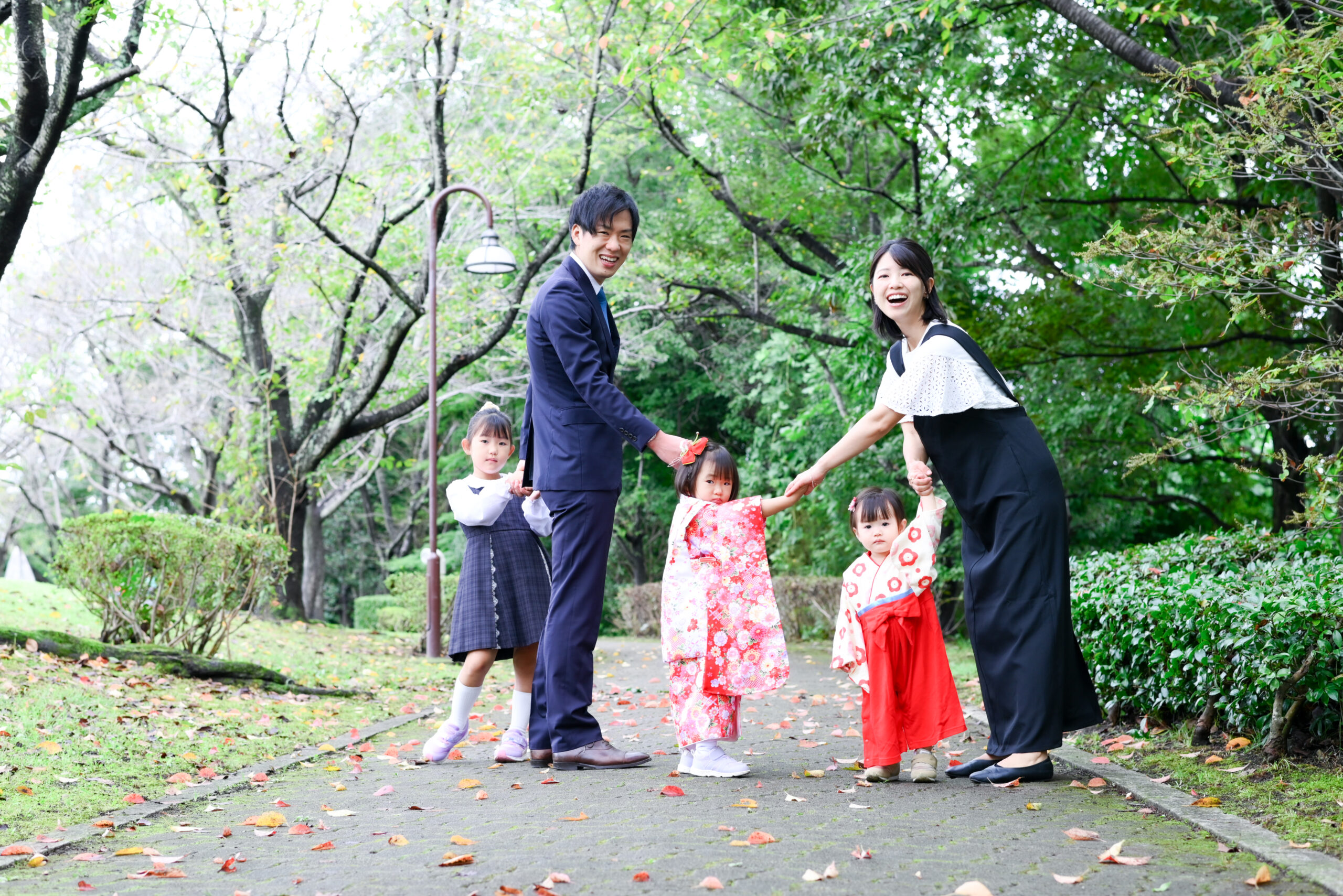家族写真　3歳七五三　公園をみんなで手を繋いでお散歩