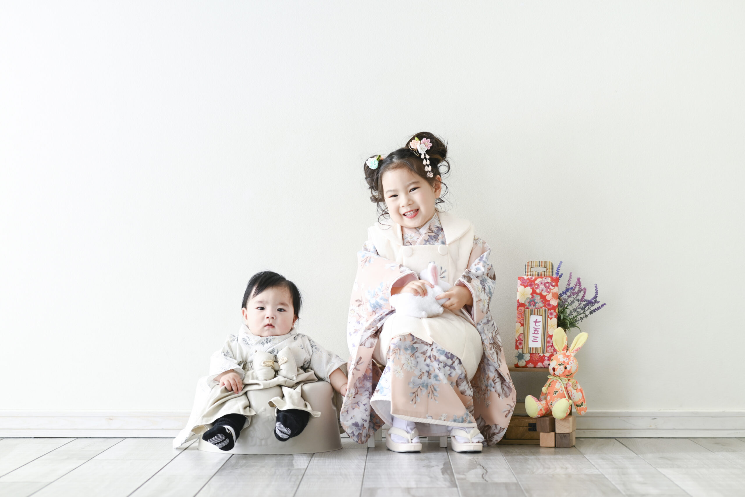 姉弟写真　3歳女の子　七五三撮影　6ヶ月の弟とハイポーズ　