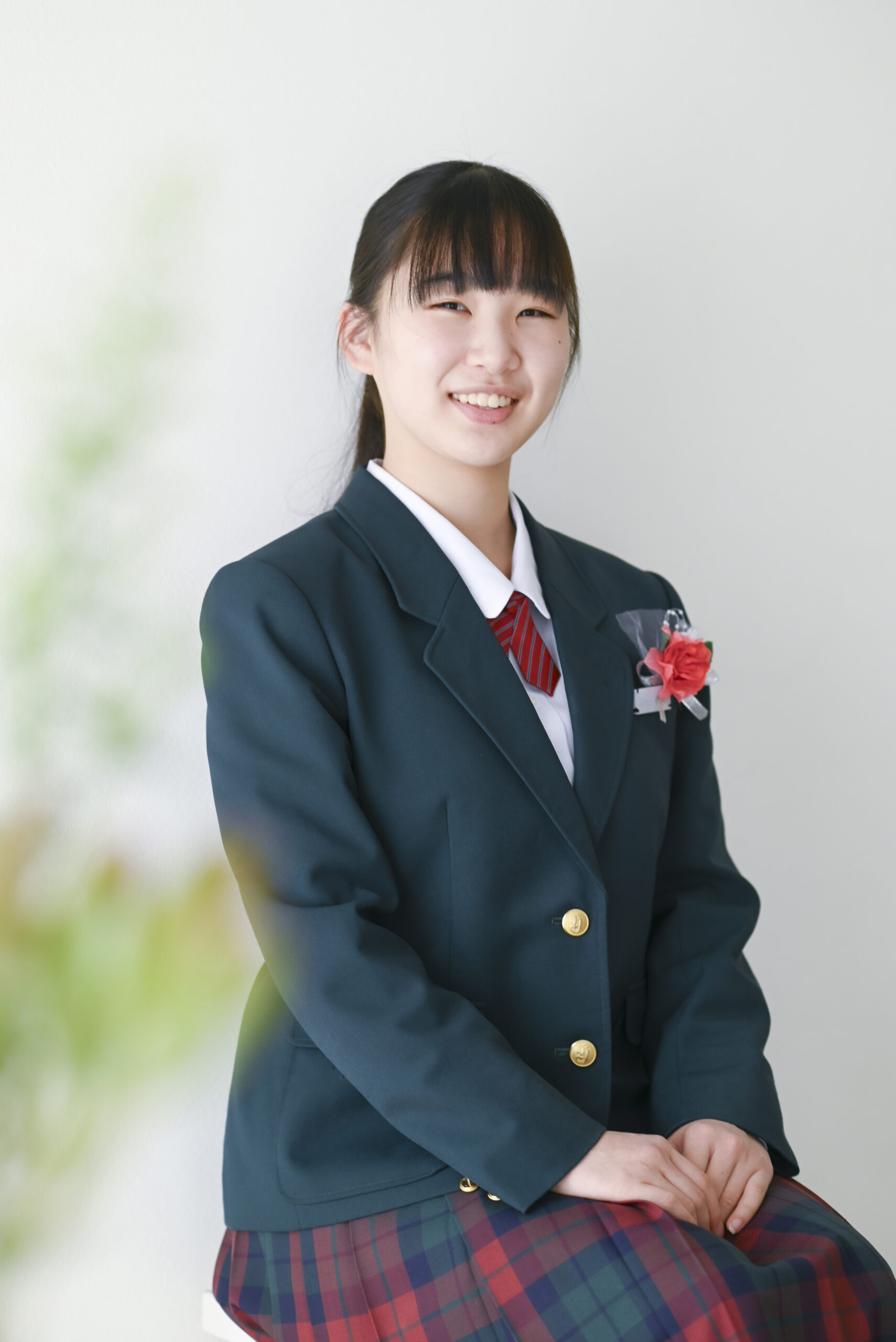 中学校卒業の女の子　制服姿で記念写真