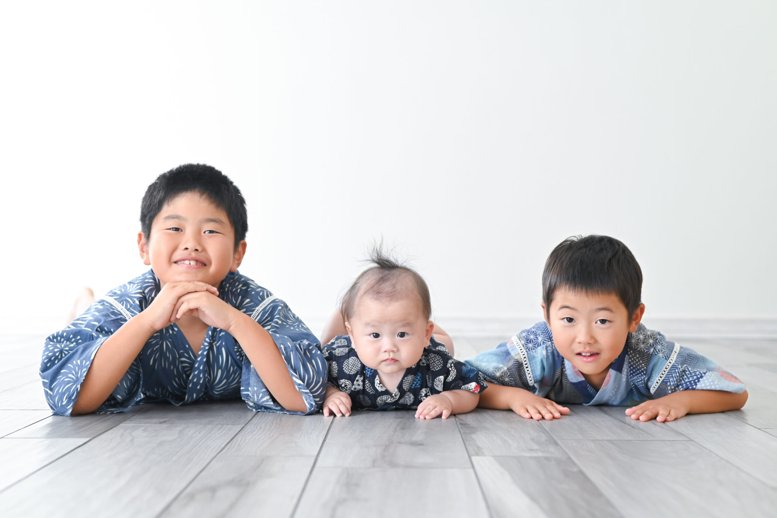 うつ伏せの3人兄弟 4ヶ月の赤ちゃんもうつ伏せ上手