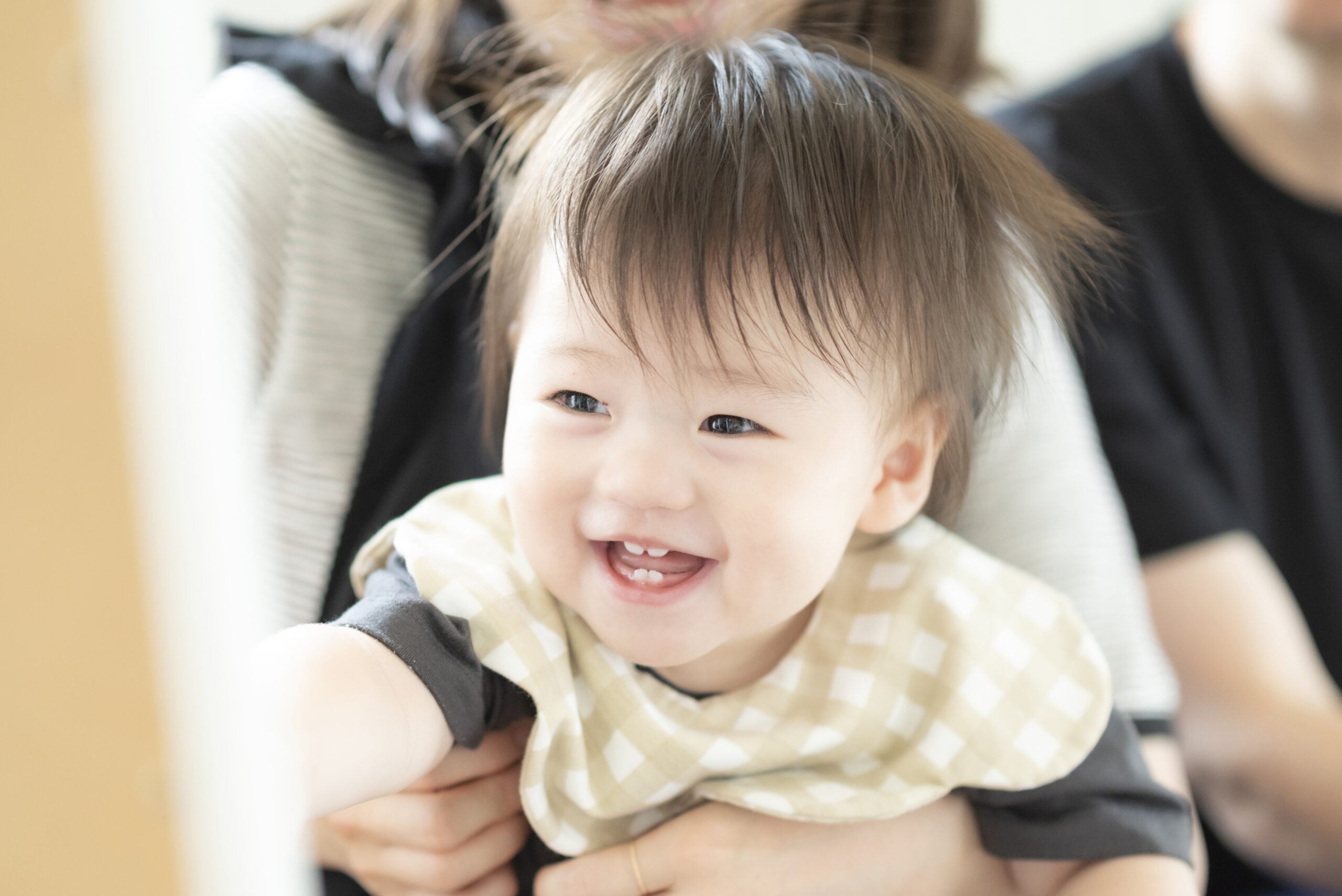 1歳男の子　ママとパパと鏡を見て楽しそう！