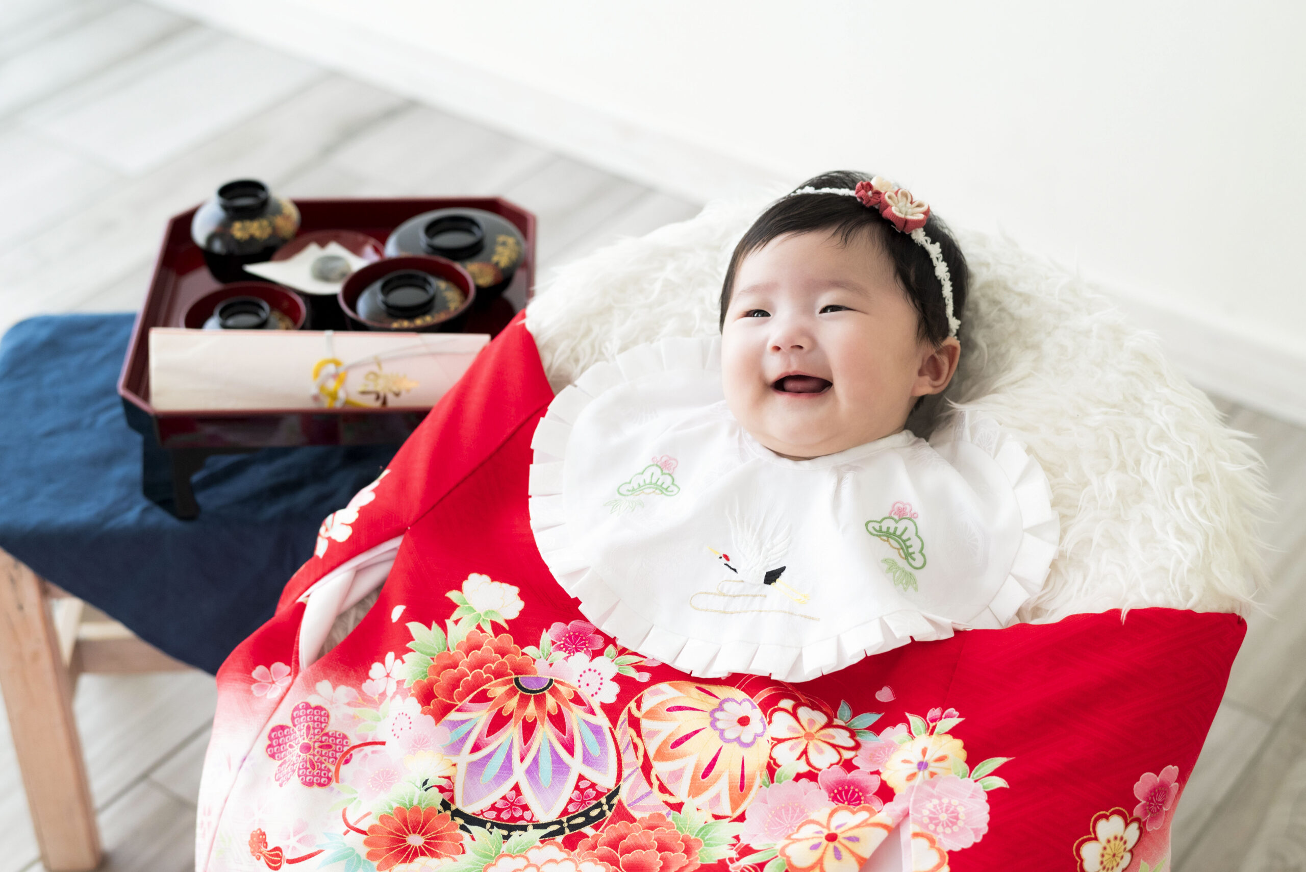 生後3ヶ月の女の子
赤い地に、たくさんのお花柄の産着を羽織って
フォトスタジオのお姉さんにあやされている
楽しそう♡