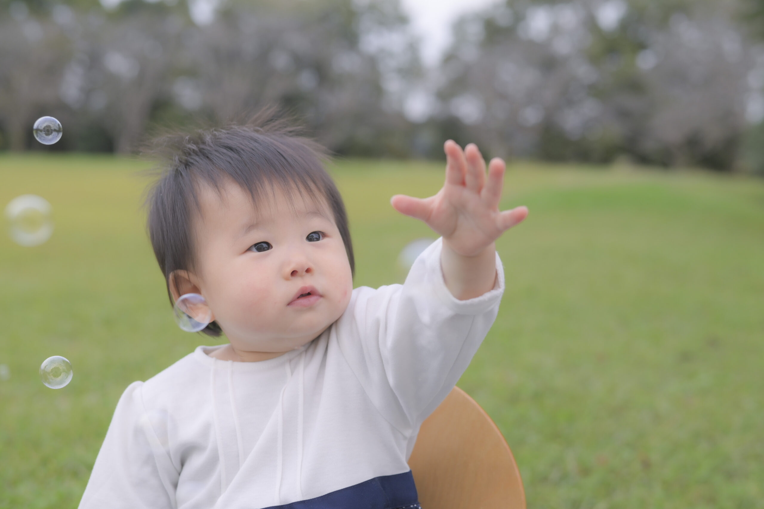 1歳バースデーフォト
お外でシャボン玉を触ろうとしている