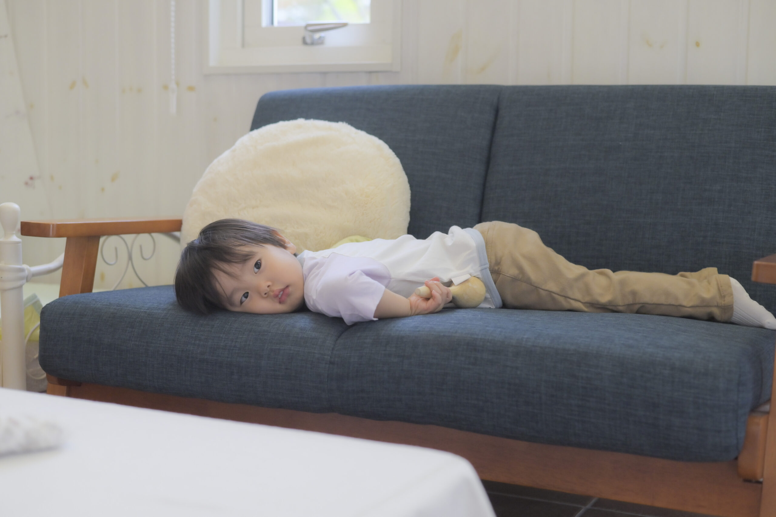 1歳バースデーフォト
2歳のお兄ちゃんは青いソファで横になっています