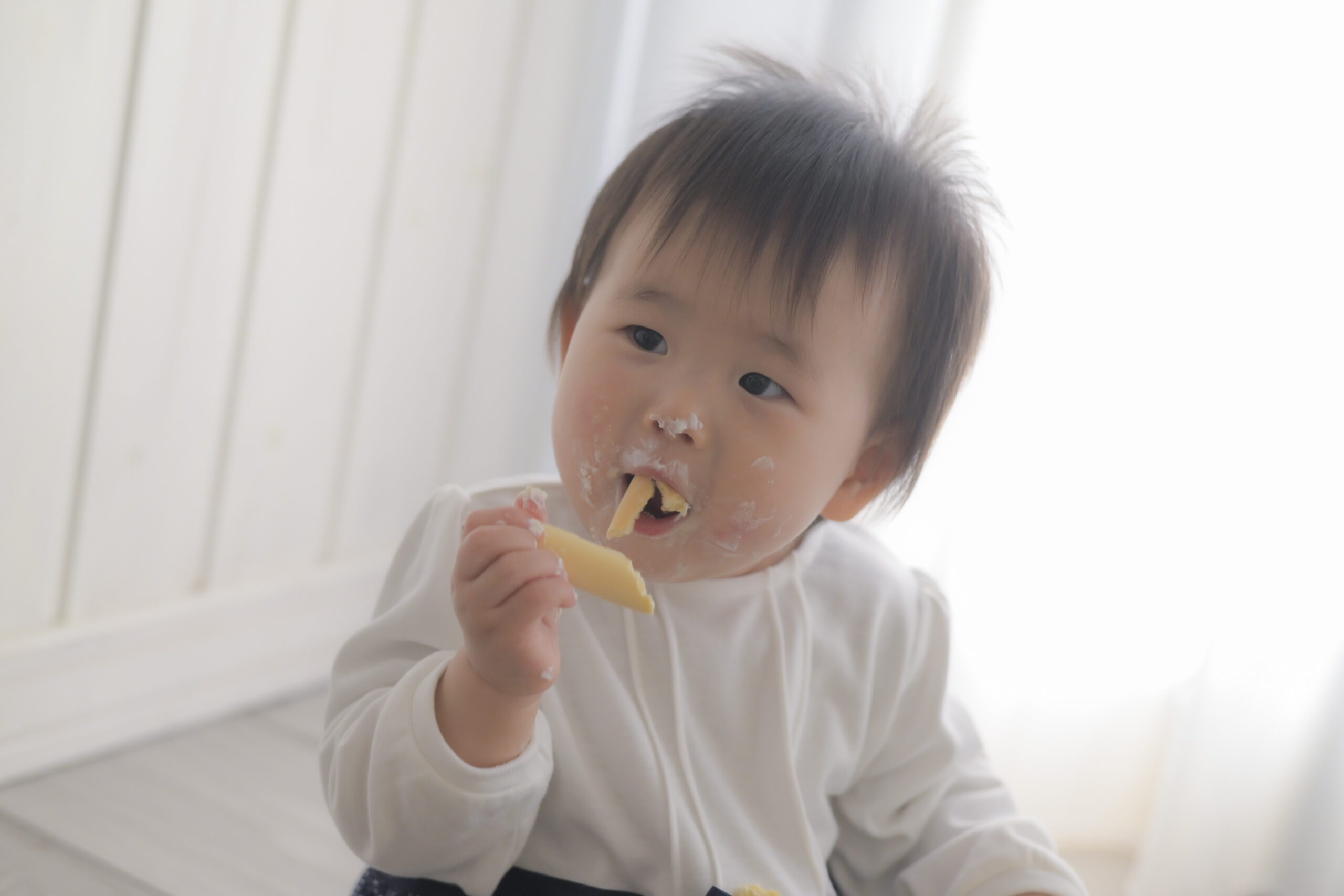 1歳バースデーフォト
スマッシュケーキ中の1カットクッキー頬張って美味しそう