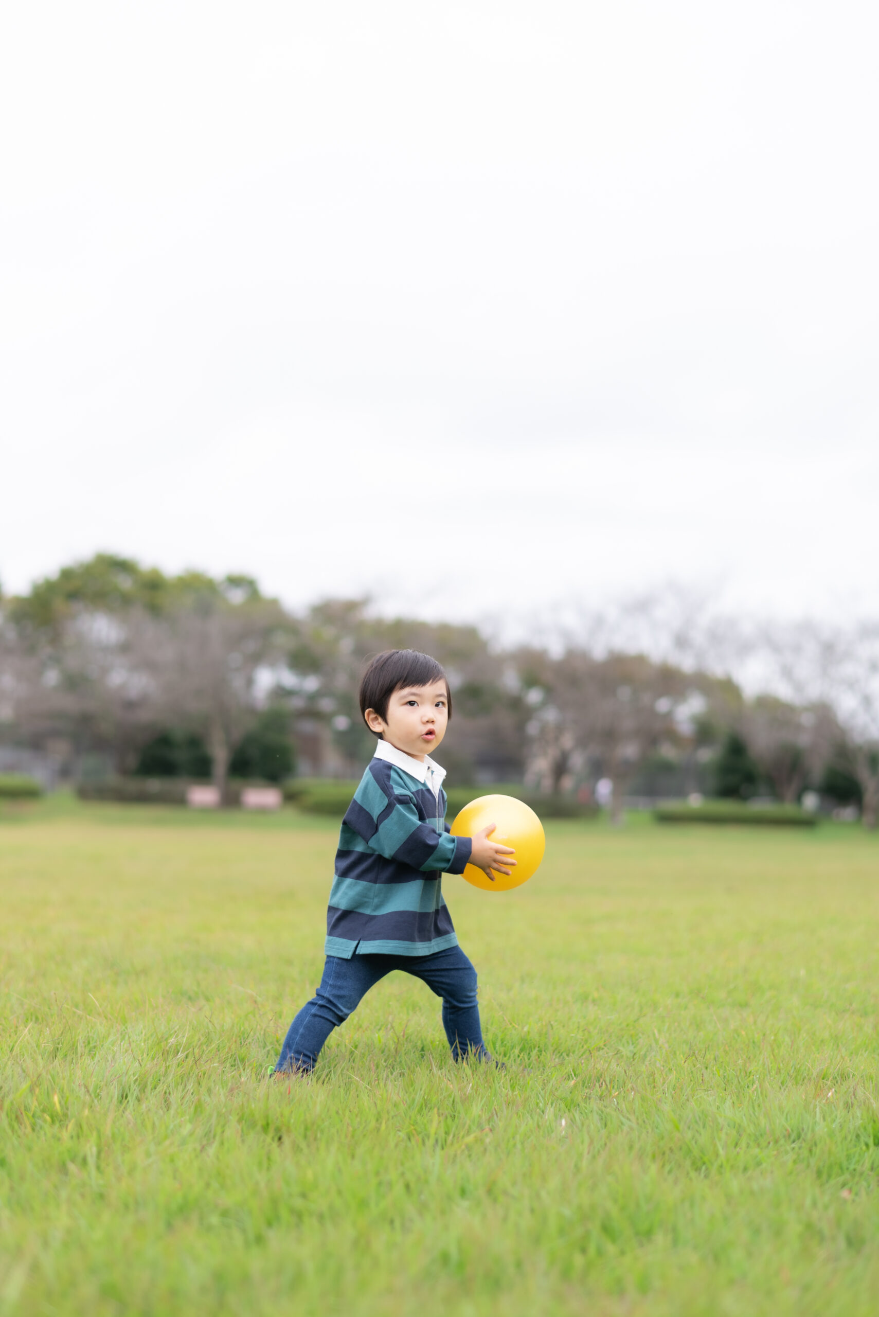 ３歳男子
黄色いボールを持って走ろうとしているところの写真