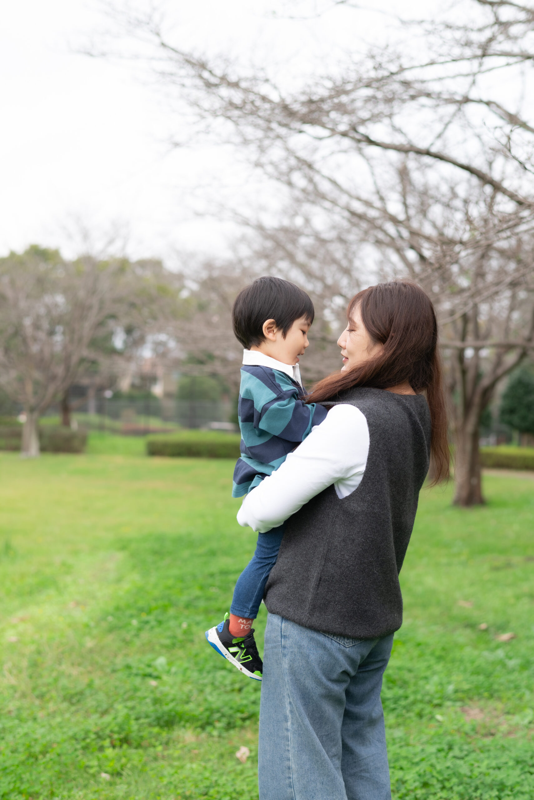 ３歳男児ままに抱っこされて見つめ合ってる写真