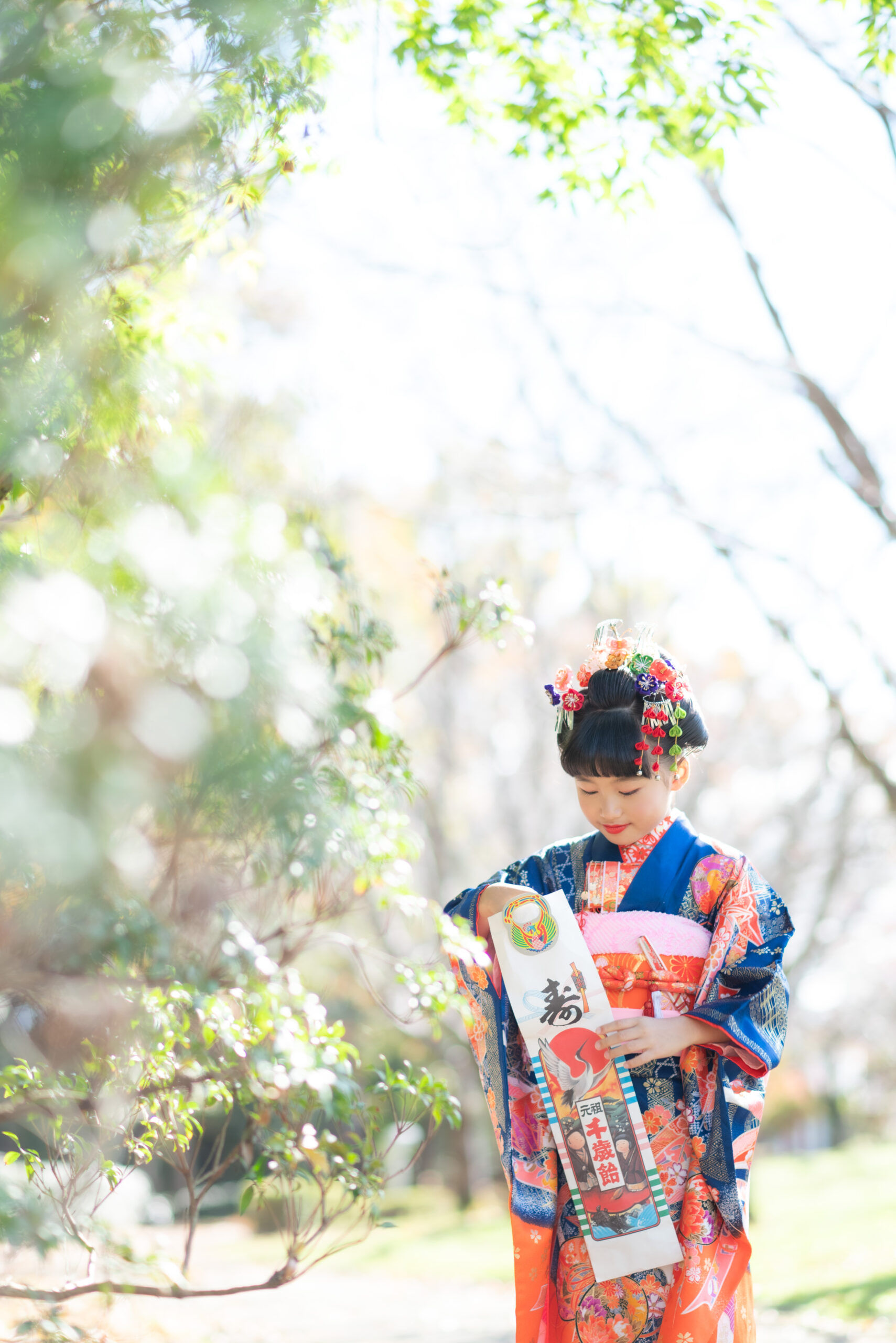 七五三7歳の子が千歳飴の袋を開けようとしている写真