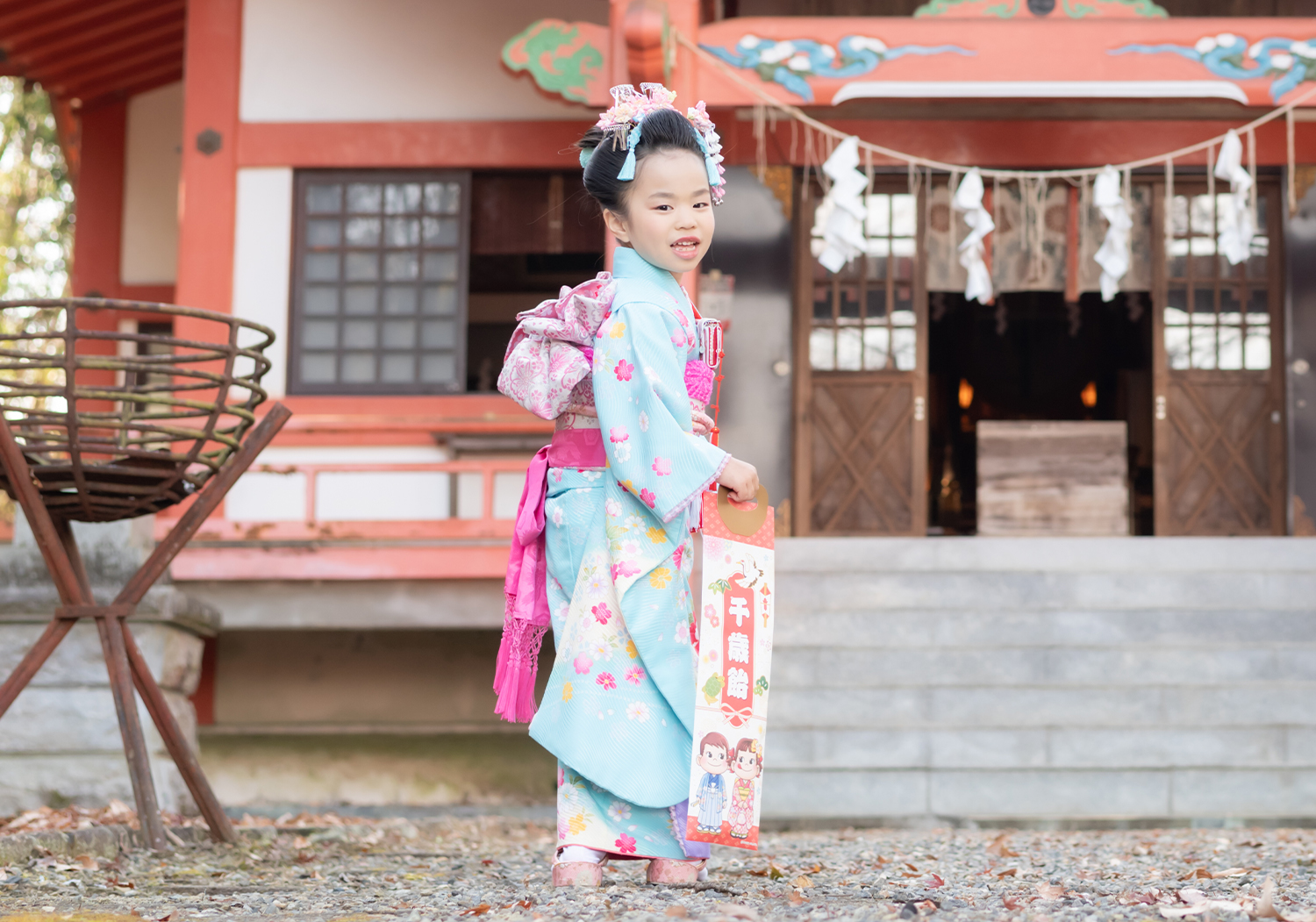 神社ロケーション
七五三7歳女の子
千歳飴を持って振り向く姿